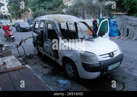 Nablus, Palästina. 25. Oktober 2022. Allgemeine Ansicht eines beschädigten Autos nach Zusammenstößen zwischen der israelischen Armee und Palästinensern während eines israelischen Angriffs in der besetzten Stadt Nablus im Westjordanland. Palästinensische Gesundheitsbeamte sagen, dass fünf Palästinenser getötet und 20 verletzt wurden. Israel hat der Gruppe (Lions' Den) vorgeworfen, einen Soldaten getötet und mehrere Angriffe versucht zu haben. Kredit: SOPA Images Limited/Alamy Live Nachrichten Stockfoto