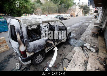 Nablus, Palästina. 25. Oktober 2022. Allgemeine Ansicht eines beschädigten Autos nach Zusammenstößen zwischen der israelischen Armee und Palästinensern während eines israelischen Angriffs in der besetzten Stadt Nablus im Westjordanland. Palästinensische Gesundheitsbeamte sagen, dass fünf Palästinenser getötet und 20 verletzt wurden. Israel hat der Gruppe (Lions' Den) vorgeworfen, einen Soldaten getötet und mehrere Angriffe versucht zu haben. Kredit: SOPA Images Limited/Alamy Live Nachrichten Stockfoto