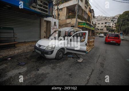 Nablus, Palästina. 25. Oktober 2022. Allgemeine Ansicht eines beschädigten Autos nach Zusammenstößen zwischen der israelischen Armee und Palästinensern während eines israelischen Angriffs in der besetzten Stadt Nablus im Westjordanland. Palästinensische Gesundheitsbeamte sagen, dass fünf Palästinenser getötet und 20 verletzt wurden. Israel hat der Gruppe (Lions' Den) vorgeworfen, einen Soldaten getötet und mehrere Angriffe versucht zu haben. Kredit: SOPA Images Limited/Alamy Live Nachrichten Stockfoto