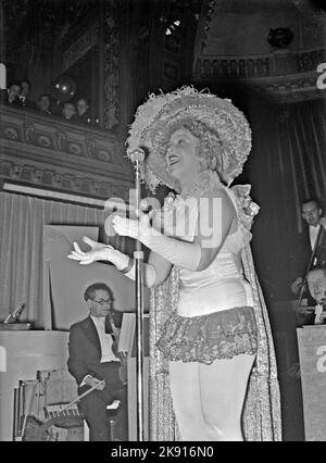 In der 1930s. Schauspielerin und Sängerin Carin Swensson auf der Bühne, die im Berns Restaurant in Stockholm Schweden 1939 einen Act für das Publikum aufführt. Kristoffersson Ref. 17-8 Stockfoto