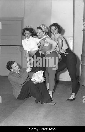 Ballett in der 1940s. Drei junge Tänzer üben ihr Ballett in einem Ballettstudio. Wahrscheinlich üben sie, Teil eines Musicals auf der Bühne zu sein. Ein Mann sitzt auf dem Boden. Schweden 1948. Kristoffersson Ref. AO22-3 Stockfoto