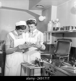 In der 1950s. Zwei Krankenschwestern in einem Raum, in dem die zahnmedizinischen Instrumente, Bohrer usw. sterilisiert werden. Schweden 1948. Kristoffersson Ref. CF24-8 Stockfoto
