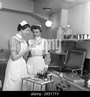 In der 1950s. Zwei Krankenschwestern in einem Raum, in dem die zahnmedizinischen Instrumente, Bohrer usw. sterilisiert werden. Schweden 1948. Kristoffersson Ref. CF24-11 Stockfoto