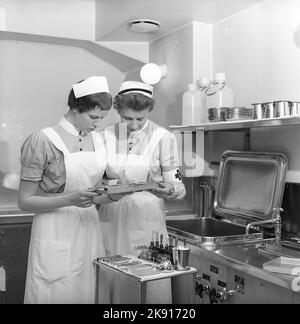 In der 1950s. Zwei Krankenschwestern in einem Raum, in dem die zahnmedizinischen Instrumente, Bohrer usw. sterilisiert werden. Schweden 1948. Kristoffersson Ref. CF24-9 Stockfoto