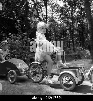 In der 1950s. Ein Mädchen auf einem Dreirad nimmt an einer Kinderverkehrsschule Teil, wo die Kinder lernen, sich im Verkehr zu verhalten. Straßen und Häuser sind in der Make-believe-true-Übung kleiner als üblich, um Unfälle mit Kindern zu verhindern. Das Jahr ist 1958. Schweden Ref. CV79 Stockfoto