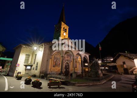 Alagna - die Kirche Chiesa di San Giovanni Battista im Valsesia Tal bei Dämmerung - Italien. Stockfoto