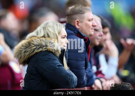 Aston Villa Unterstützer auf der Tribüne während des Spiels der Premier League in Villa Park, Birmingham. Bilddatum: Sonntag, 23. Oktober 2022. Stockfoto