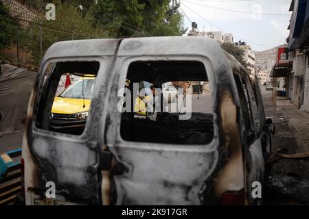 Nablus, Palästina. 25. Oktober 2022. Allgemeine Ansicht eines beschädigten Autos nach Zusammenstößen zwischen der israelischen Armee und Palästinensern während eines israelischen Angriffs in der besetzten Stadt Nablus im Westjordanland. Palästinensische Gesundheitsbeamte sagen, dass fünf Palästinenser getötet und 20 verletzt wurden. Israel hat der Gruppe (Lions' Den) vorgeworfen, einen Soldaten getötet und mehrere Angriffe versucht zu haben. (Foto von Nasser Ishtayeh/SOPA Images/Sipa USA) Quelle: SIPA USA/Alamy Live News Stockfoto