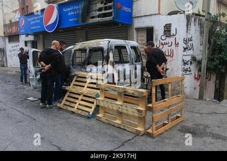 Nablus, Palästina. 25. Oktober 2022. Allgemeine Ansicht eines beschädigten Autos nach Zusammenstößen zwischen der israelischen Armee und Palästinensern während eines israelischen Angriffs in der besetzten Stadt Nablus im Westjordanland. Palästinensische Gesundheitsbeamte sagen, dass fünf Palästinenser getötet und 20 verletzt wurden. Israel hat der Gruppe (Lions' Den) vorgeworfen, einen Soldaten getötet und mehrere Angriffe versucht zu haben. (Foto von Nasser Ishtayeh/SOPA Images/Sipa USA) Quelle: SIPA USA/Alamy Live News Stockfoto