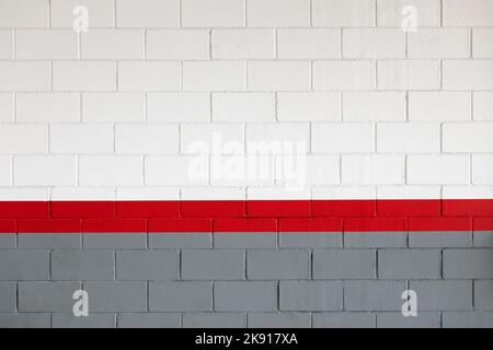 Strukturierter Hintergrund der Ziegelwand in weißen und grauen Farben mit einer geraden, leuchtend roten Linie in der Mitte Stockfoto
