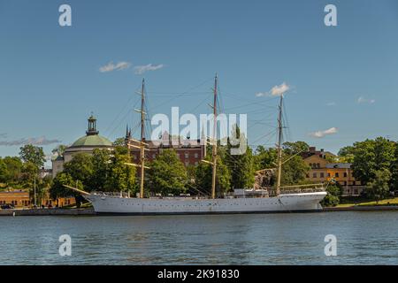 Schweden, Stockholm - 17. Juli 2022: Historisches weißes historisches historisches historisches AF Chapman segelt ein hohes Schiff vom Skeppsbron Kai aus, jetzt Jugendherberge, vor dem Hafen vor Anker Stockfoto