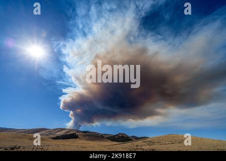 Eine Rauchwolke aus einem Waldbrand im Fish Lake National Forest in den Bergen in der Nähe von Richfield, Utah. Stockfoto