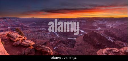 Ein farbenfroher Sonnenuntergang im Winter über dem Goose Neck des Colorado River vom Dead Horse Point State Park, Moab, Utah. Stockfoto