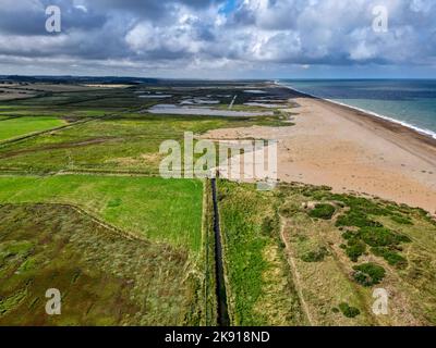 Ein Luftbild des Strandes bei Weybourne in Norfolk an einem bewölkten Tag Stockfoto