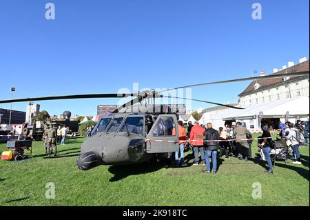 Wien, Österreich. 25. Okt. 2022. Vorbereitungen für die Aufführung der Bundesheer auf dem Heldenplatz in Wien. Die Bundesarmee stellt ihre Helikopter vor Stockfoto