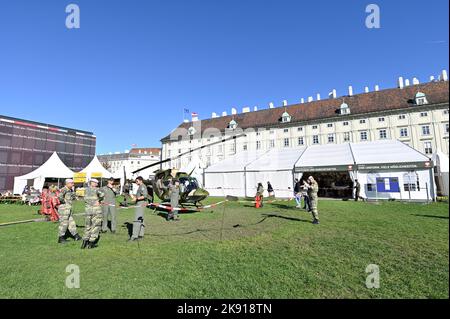 Wien, Österreich. 25. Okt. 2022. Vorbereitungen für die Aufführung der Bundesheer auf dem Heldenplatz in Wien. Die Bundesarmee stellt ihre Helikopter vor Stockfoto