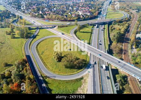 Mehrstufige Autobahnkreuzung. Spaghetti-Kreuzung auf der internationalen Autobahn A4 mit Zakopianska Mehrspurstraße und Eisenbahn. Ein Teil der Autobahn um Kr Stockfoto