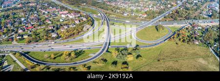 Mehrstufige Autobahnkreuzung. Spaghetti-Kreuzung auf A4 internationale Autobahn mit Zakopianka Straße und Eisenbahn, der Teil der Autobahn um Krakau, Polan Stockfoto