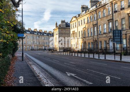 3-stöckige elegante Reihenhäuser in Sydney Place, Bath, Somerset, England, Großbritannien Stockfoto