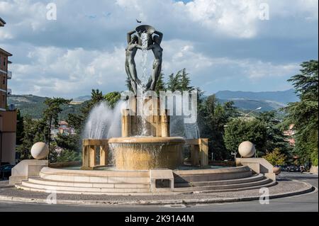 L'Aquila, Italien - 07-07-2022: Der schöne helle Brunnen in L'Aquila in den Abruzzen Stockfoto