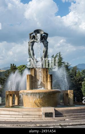 L'Aquila, Italien - 07-07-2022: Der schöne helle Brunnen in L'Aquila in den Abruzzen Stockfoto