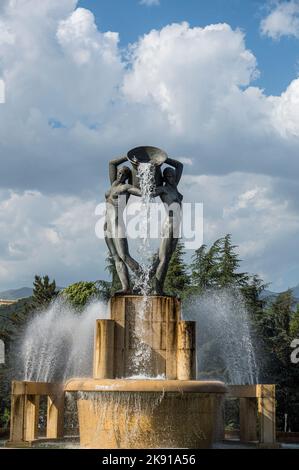 L'Aquila, Italien - 07-07-2022: Der schöne helle Brunnen in L'Aquila in den Abruzzen Stockfoto