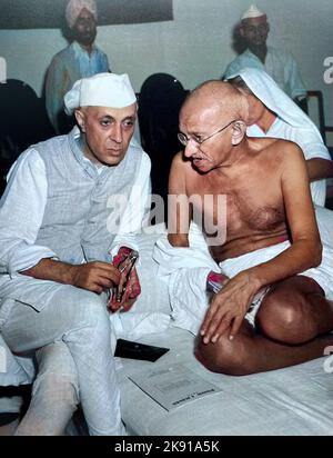JAWAHARLAL NEHRU auf der linken Seite mit Mahatma Gandhi bei einem Treffen der Indian Congress Party in Bombay (heute Mumbai) AM 6. Juli 1946 Stockfoto