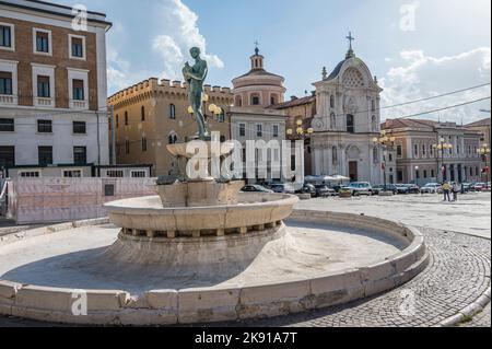 L'Aquila, Italien - 07-07-2022: Wunderschöner Brunnen in L'Aquila in den Abruzzen Stockfoto