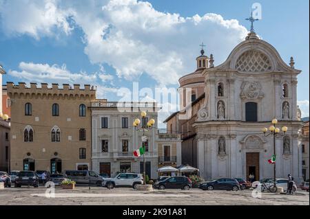 L'Aquila, Italien - 07-07-2022: Die wunderschöne Piazza Duomo in L'Aquila mit historischen Gebäuden und Kirchen Stockfoto