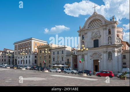 L'Aquila, Italien - 07-07-2022: Die wunderschöne Piazza Duomo in L'Aquila mit historischen Gebäuden und Kirchen Stockfoto