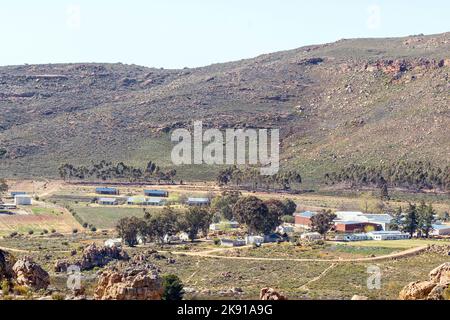 DWARSRIVIER, SÜDAFRIKA - SEP 6, 2022: Blick auf Dwarsrivier im westlichen Kap Cederberg. Landwirtschaftliche Gebäude sind sichtbar Stockfoto