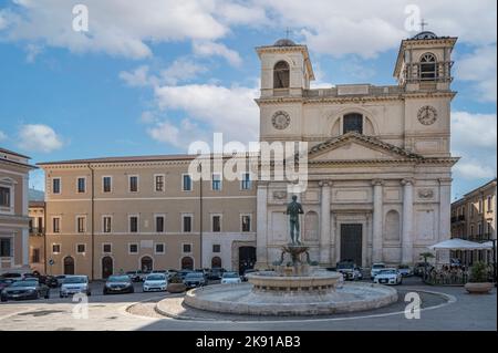 L'Aquila, Italien - 07-07-2022: Der wunderschöne Dom von L'Aquila Stockfoto