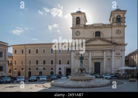 L'Aquila, Italien - 07-07-2022: Der wunderschöne Dom von L'Aquila Stockfoto