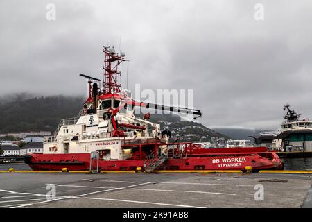 Schlepper BB Worker vertäut am Tollbodkaien Kai, im Hafen von Bergen, Norwegen. Stockfoto