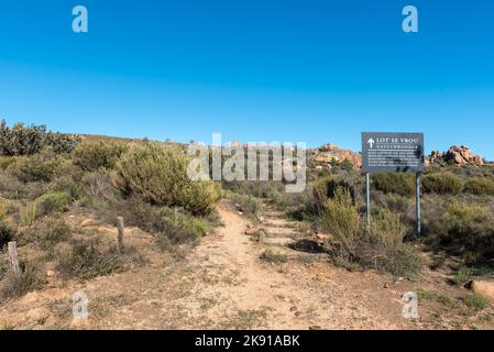 DWARSRIVIER, SÜDAFRIKA - SEP 6, 2022: Start des Wanderwegs Lot's Wife und Vensterklippe in Dwarsrivier am Westkap Cederberg Stockfoto