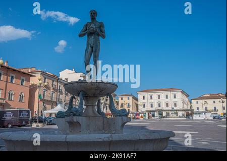 L'Aquila, Italien - 07-07-2022: Wunderschöner Brunnen in L'Aquila in den Abruzzen Stockfoto