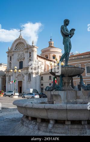 L'Aquila, Italien - 07-07-2022: Wunderschöner Brunnen in L'Aquila in den Abruzzen Stockfoto