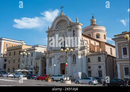 L'Aquila, Italien - 07-07-2022: Die wunderschöne Piazza Duomo in L'Aquila mit historischen Gebäuden und Kirchen Stockfoto