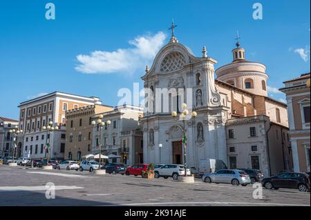 L'Aquila, Italien - 07-07-2022: Die wunderschöne Piazza Duomo in L'Aquila mit historischen Gebäuden und Kirchen Stockfoto