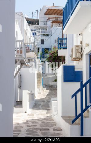 Eine vertikale Aufnahme von schönen Straßen und historischen Gebäuden von Mykonos, Griechenland Stockfoto