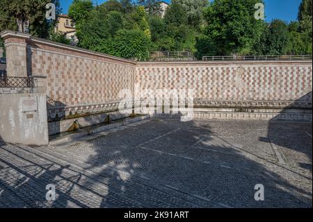 Der berühmte Brunnen von 99 Ausbrüchen in L'Aquila in den Abruzzen Stockfoto