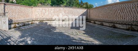 Der berühmte Brunnen von 99 Ausbrüchen in L'Aquila in den Abruzzen Stockfoto