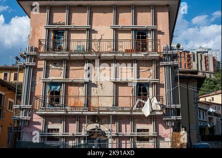 L'Aquila, Italien - 07-07-2022: Gebäude, die durch das Erdbeben von 2009 beschädigt wurden, unterstützten noch viele Jahre später Stockfoto