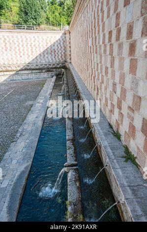 Der berühmte Brunnen von 99 Ausbrüchen in L'Aquila in den Abruzzen Stockfoto