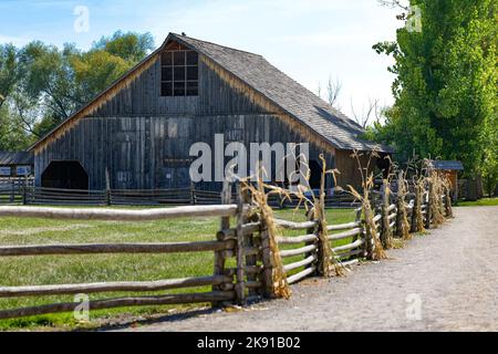 Eine wunderschöne Aufnahme einer Scheune und eines Holzzauns in Wellsville, Utah Stockfoto