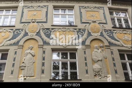 Dekorationen an den Fassaden in der Sendlinger Straße in München Stockfoto