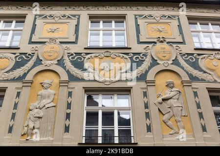 Dekorationen an den Fassaden in der Sendlinger Straße in München Stockfoto