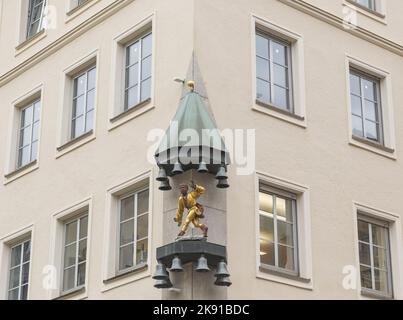 Dekorationen an den Fassaden in der Sendlinger Straße in München Stockfoto