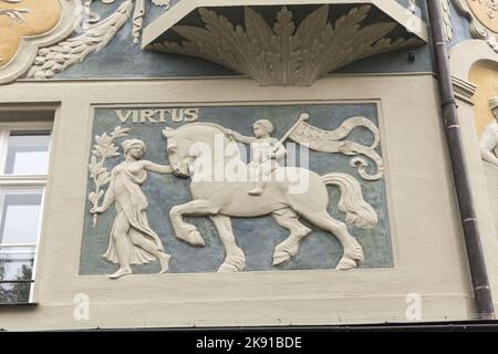 Dekorationen an den Fassaden in der Sendlinger Straße in München Stockfoto