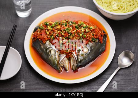 Gedünsteter Fischkopf mit gehackten roten Paprika, chinesische Hunan-Küche Stockfoto
